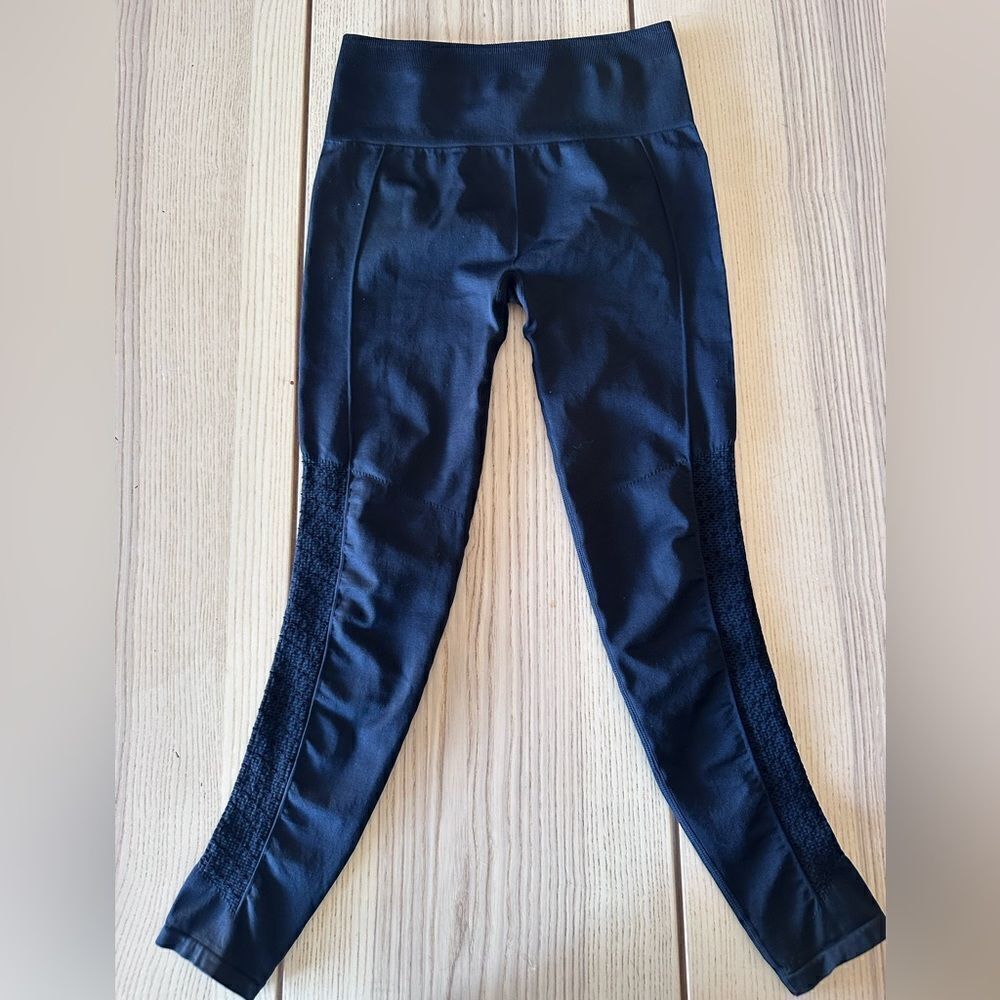 Fabletics Sync Seamless 7/8 Black Legging- Xs - image 8